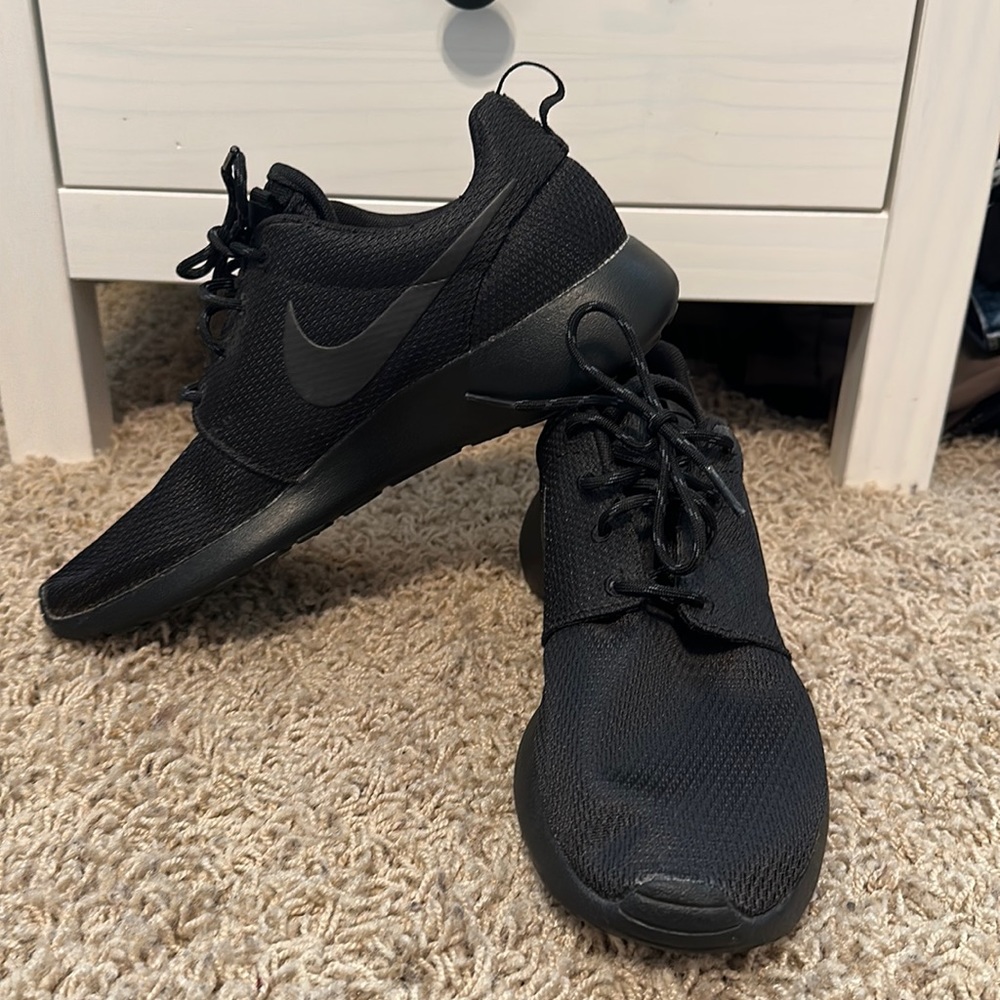 NIKE BLACK SNEAKER